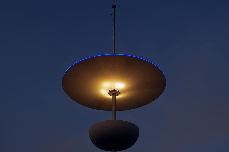 'Flying Saucer Lamp Post' (Apr 2008) - Singapore Flyer, Singapore